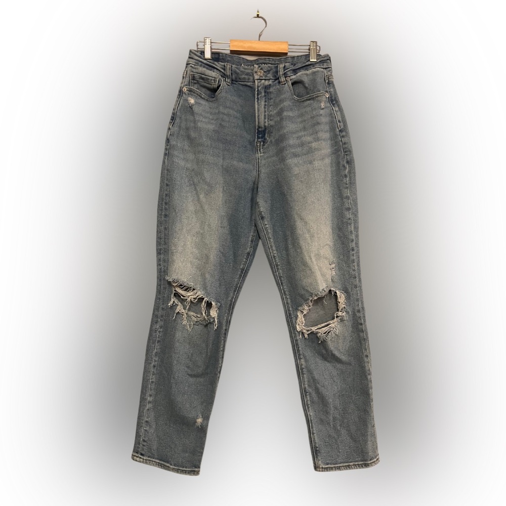DISTRESSED AMERICAN EAGLE CURVY FIT MOM JEANS